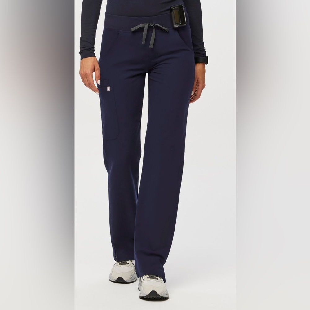 Women's Navy Kade™ - Petite Cargo Scrub Pants
S - Navy - Petite x1